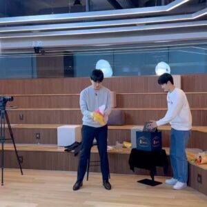 Jo Jung-shik Instagram - 솔직히 저 순간에 내가 황선우선수보다 더 오래하고 있어서 내가 되게 운동신경 좋고 역동적이고 민첩하게 보일거같다고 생각했는데 그냥 소금쟁이네...소개팅에서 하지마세요 #황선우 #박혜정 #최인정 #오상욱 #skt