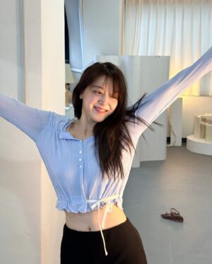 Jo Woo-ri Instagram - 쿨톤 맞네여😎
