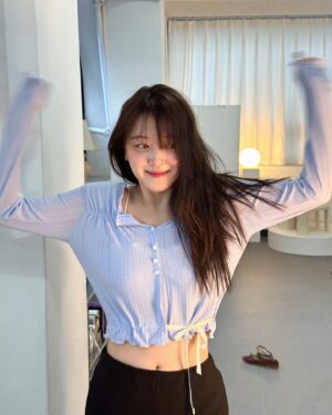 Jo Woo-ri Instagram - 쿨톤 맞네여😎