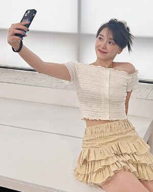 Jo Woo-ri Instagram - 쿨톤 맞네여😎