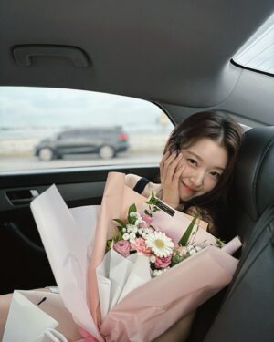 Jo Woo-ri Instagram - 꽃은🌷항상🤍좋아😌🌸