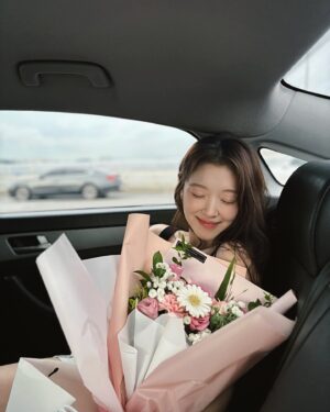 Jo Woo-ri Instagram - 꽃은🌷항상🤍좋아😌🌸