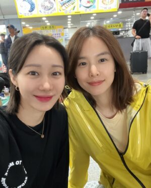 Jo Yoon-hee Instagram - 굴업도 with 그루👭🏻
