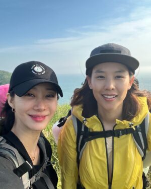 Jo Yoon-hee Instagram - 굴업도 with 그루👭🏻