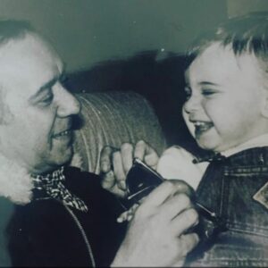 Joana Solnado Instagram - Há 15 anos passaste para o outro plano e continuo a sentir-te perto, a celebrar-te e a honrar o legado que nos deixaste. 
Quando se fala de amor, o tempo não existe. 
Quanto amor sinto por ti e por tudo o que vivemos juntos. 
Obrigada por tanto, avô ❤️