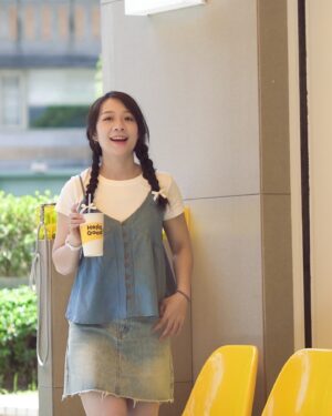 Joanne Yang Instagram - 喜歡規律的生活，
但不喜歡每天一成不變，
所以總會在日常的routine中做點變化 ～

比方說～走一條比較少走的路～
搭不一樣的交通工具～
去不同的早餐店吃早餐～
去預約一堂不曾上過的課⋯⋯等等等

生活中很多事需要持續努力，
而有些事需要自己創造💪🏼💪🏼
嘗試打破日常的循環
讓生活增添一點豐富的色彩🦋🌼🩵

👗 @ohher_tw  @patty_jochien 

#繼續加油👏🏼
#每天來一點點不一樣