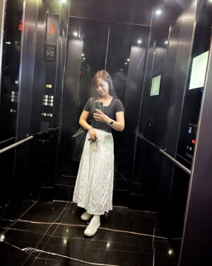 Joanne Yang Instagram - #後面有影片 

昨日，很開心收到曹 @tsaoyuning 的邀請，
去看了他的新電影 《夏日的檸檬草》包場～

校園的愛情真的是最容易勾起回憶的～
如果你曾經有不小心愛上一個人，
一定會懂的那種苦澀，和說不出口的感受🤭

挺喜歡演員們自然的表演，
也有許多可愛的地方～
很久不見的曹，覺得他進步了許多～
看他越來越好，也很替他開心！
超棒的啦👍🏼👍🏼

偷偷說，
我其實以幕後的身分，
曾參與了這部電影很前期的階段，
所以看到這部作品被完成，也很欣慰～

電影正在熱映中，
據說已破千萬，
歡迎大家一起進電影院支持，
讓電影這個產業越來越好💪🏼

#夏日的檸檬草
#曹佑寧 #李沐 #婁峻碩 
@mumoonlee  @shoumethemoneyxx