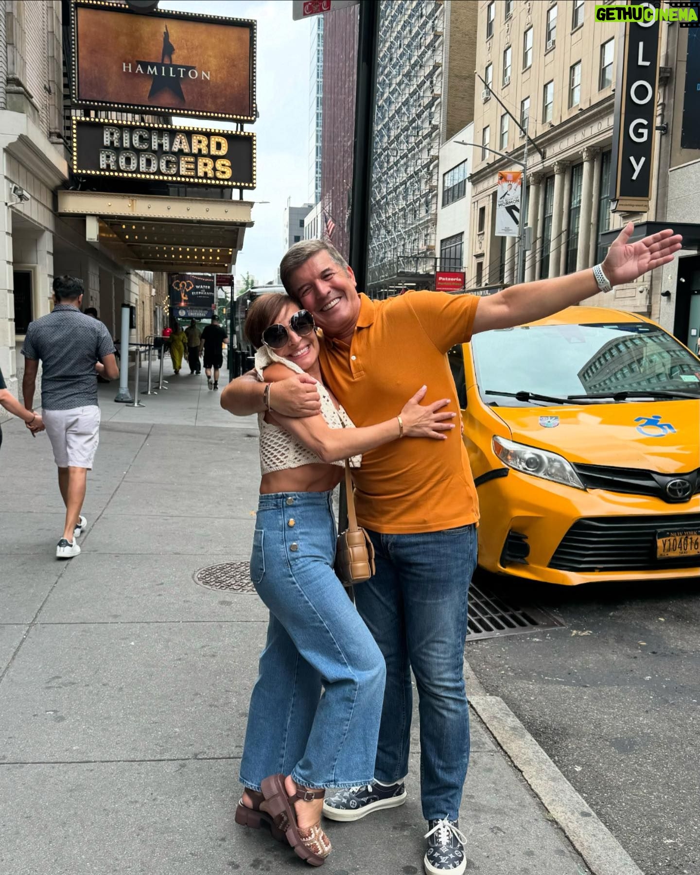 João Baião - 2.2K Likes - Encontro maravilhoso com a minha Amiga de sempre, Amiga do meu coração. Minha Glória Carreira ! Tenho uma admiração profunda por esta Mulher. Trabalhámos juntos, vivemos juntos, vivemos muita coisa lado a lado. Está neste país há 25 anos, foi cá, longe das suas raízes da sua família que reconstruiu a sua vida, educou o seu maravilhoso filho SÓZINHA e fê- lo tornar- se um Homem. Grande Mulher! Adoro-a do fundo do meu coração.❤️❤️😍😍
@gloriacarreira