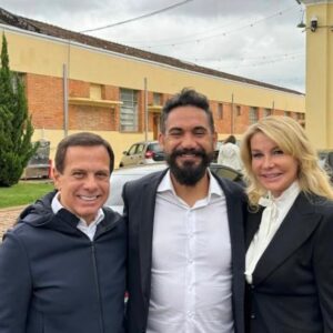João Doria Instagram - Aqui em Itu, Bia e eu reencontramos nosso querido amigo @kobrastreetart, um dos maiores artistas plásticos contemporâneos do Brasil.