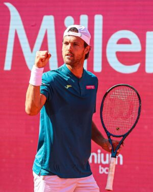 João Sousa Instagram - What a moment 💙

@joaosousaoficial ends his career in his home tournament @estorilopen 🥺

#EstorilOpen