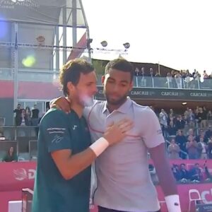 João Sousa Instagram - What a moment 💙

@joaosousaoficial ends his career in his home tournament @estorilopen 🥺

#EstorilOpen