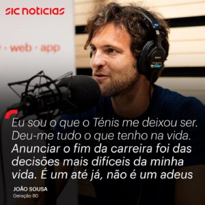 João Sousa Instagram - “Os espanhóis são bons em tudo, no desporto. Porque investiram muito dinheiro e têm uma cultura desportiva diferente. No ténis não temos condições para formar atletas ao alto nível. O nosso centro de alto rendimento não tem sequer condições para ter atletas a dormir lá.”

João Sousa nasceu em Guimarães, em 1989, mas foi a mais de 1000km de casa que chegou ao topo do ténis mundial. Com 15 anos foi sozinho para Barcelona atrás do sonho. Em Portugal, a falta de apoios para outras modalidades desportivas além do futebol era dramática.

Pouco mudou, mas foi João Sousa - o melhor tenista português de sempre - que abriu caminho para a mudança. Aos 35 anos anunciou o fim da carreira e esta quinta-feira está no Geração 80.

Ouça através do link na bio. 
📷: @matilde_fieschi

#joaosousa #opiniao #portugal #geracao80 #podcast #tenis #desporto #sicnoticias