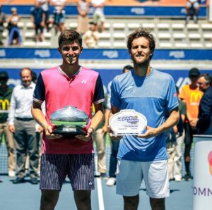 João Sousa Instagram - Obrigado Porto! ❤️🇵🇹

Todo o carinho e apoio que recebi durante toda esta semana não me deixa ficar triste perante este resultado. Queria mais e vocês mereciam que o título ficasse em casa mas não o consegui alcançar. 

Ficam as recordações de uma semana de muitas emoções e acima de tudo a memória do vosso apoio incondicional! Obrigado do fundo do coração, vocês são os melhores! ❤️🙏

#portoopen #finalista #portugal #melhoresdomundo #apoioincondicional #jomasport #Wilson @millenniumbcp #isdin #isdinportugal #bangandolufsenbygms #centroporscheporto #centroporschebraga #goldathletes