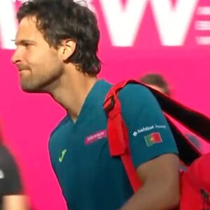 João Sousa Instagram - What a moment 💙

@joaosousaoficial ends his career in his home tournament @estorilopen 🥺

#EstorilOpen