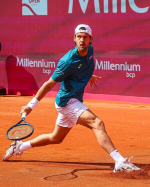 João Sousa Instagram - What a moment 💙

@joaosousaoficial ends his career in his home tournament @estorilopen 🥺

#EstorilOpen