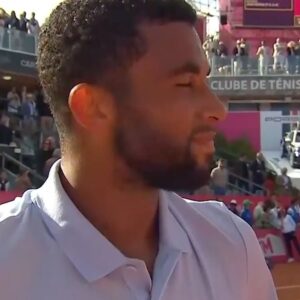 João Sousa Instagram - What a moment 💙

@joaosousaoficial ends his career in his home tournament @estorilopen 🥺

#EstorilOpen