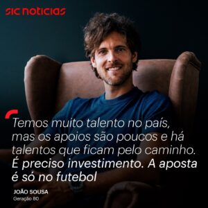João Sousa Instagram - “Os espanhóis são bons em tudo, no desporto. Porque investiram muito dinheiro e têm uma cultura desportiva diferente. No ténis não temos condições para formar atletas ao alto nível. O nosso centro de alto rendimento não tem sequer condições para ter atletas a dormir lá.”

João Sousa nasceu em Guimarães, em 1989, mas foi a mais de 1000km de casa que chegou ao topo do ténis mundial. Com 15 anos foi sozinho para Barcelona atrás do sonho. Em Portugal, a falta de apoios para outras modalidades desportivas além do futebol era dramática.

Pouco mudou, mas foi João Sousa - o melhor tenista português de sempre - que abriu caminho para a mudança. Aos 35 anos anunciou o fim da carreira e esta quinta-feira está no Geração 80.

Ouça através do link na bio. 
📷: @matilde_fieschi

#joaosousa #opiniao #portugal #geracao80 #podcast #tenis #desporto #sicnoticias