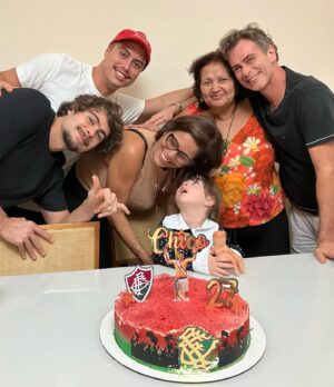 João Vitti Instagram - Ontem, dia do Amigo,  celebramos o aniversário do nosso “esculhambado na Web”, “profissão: desempregado” tricolor doente e muiiiitooo amado  Francisco na companhia de verdadeiros amigos! 
Um beijo saboroso pra Jussara e Aparecida @feijoadadatiacida; o almoço estava uma delícia e muito, muito obrigado dona Lulu @vera.couto.735 que, aconteça o que acontecer, sempre da um jeitinho de estar presente nos aniversários dos meninos! Isso não tem preço. 💝
Vida longa ao nosso Chico 💎💎💎