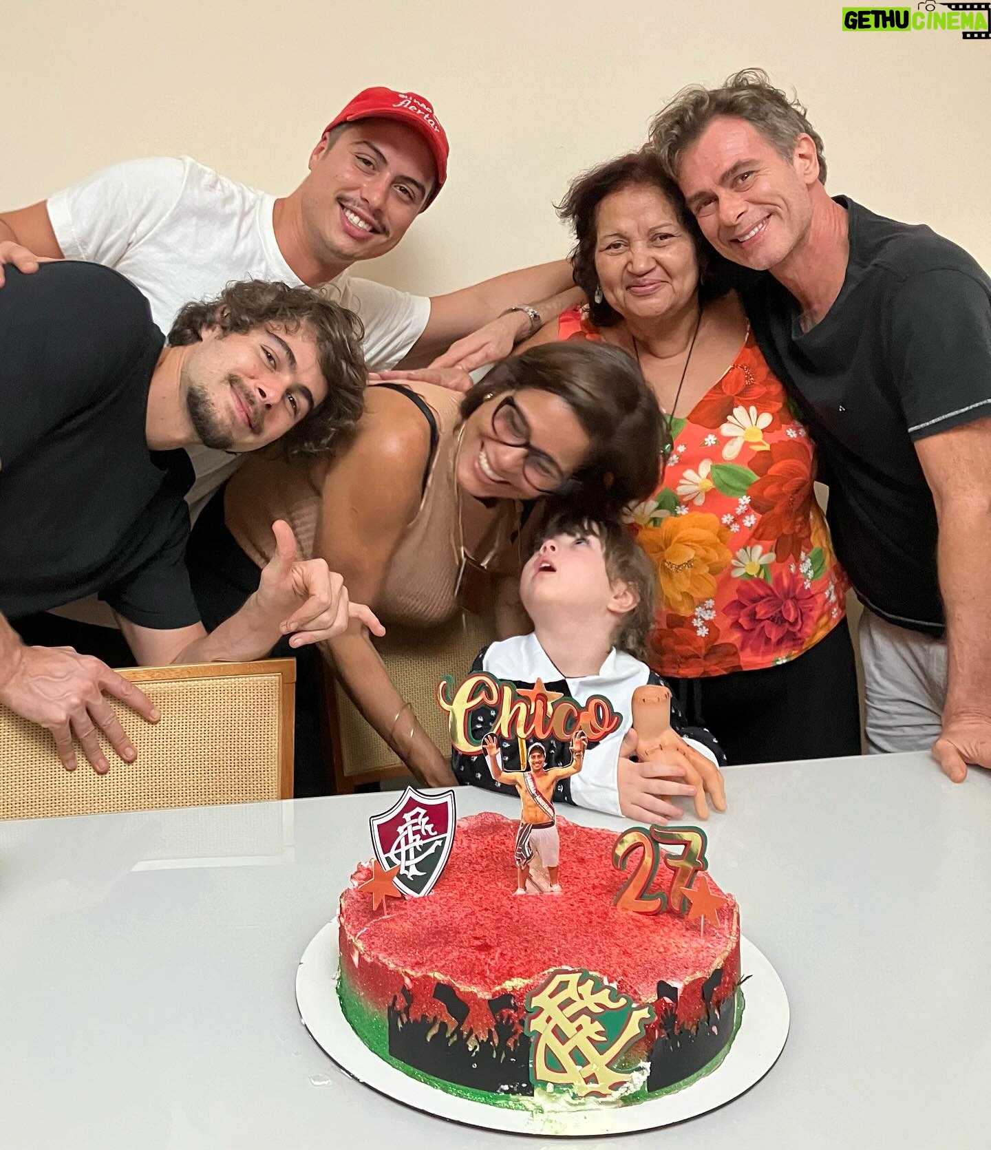 João Vitti - 16.5K Likes - Ontem, dia do Amigo, celebramos o aniversário do nosso “esculhambado na Web”, “profissão: desempregado” tricolor doente e muiiiitooo amado Francisco na companhia de verdadeiros amigos!
Um beijo saboroso pra Jussara e Aparecida @feijoadadatiacida; o almoço estava uma delícia e muito, muito obrigado dona Lulu @vera.couto.735 que, aconteça o que acontecer, sempre da um jeitinho de estar presente nos aniversários dos meninos! Isso não tem preço. 💝
Vida longa ao nosso Chico 💎💎💎