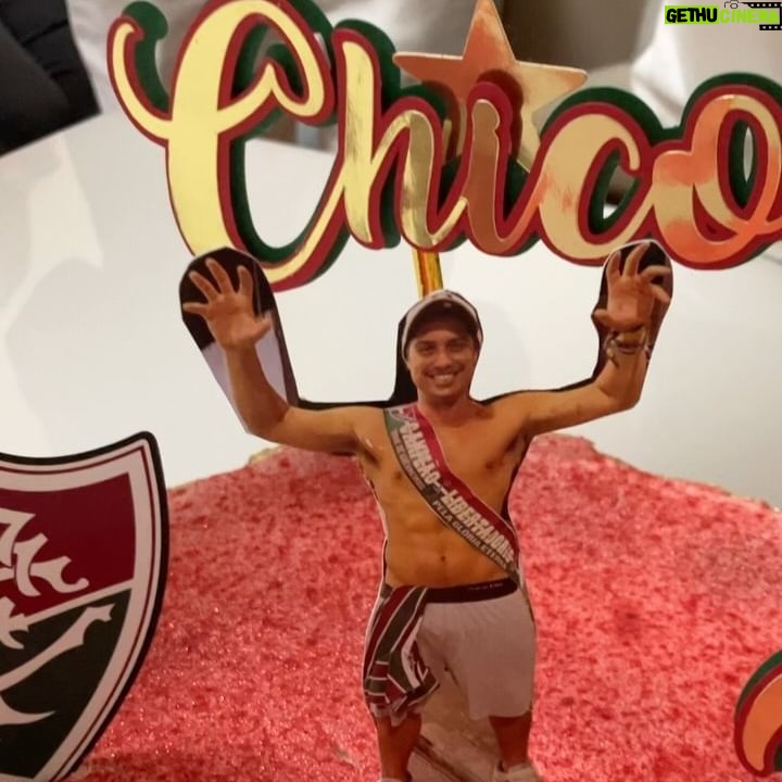 João Vitti - 16.5K Likes - Ontem, dia do Amigo, celebramos o aniversário do nosso “esculhambado na Web”, “profissão: desempregado” tricolor doente e muiiiitooo amado Francisco na companhia de verdadeiros amigos!
Um beijo saboroso pra Jussara e Aparecida @feijoadadatiacida; o almoço estava uma delícia e muito, muito obrigado dona Lulu @vera.couto.735 que, aconteça o que acontecer, sempre da um jeitinho de estar presente nos aniversários dos meninos! Isso não tem preço. 💝
Vida longa ao nosso Chico 💎💎💎