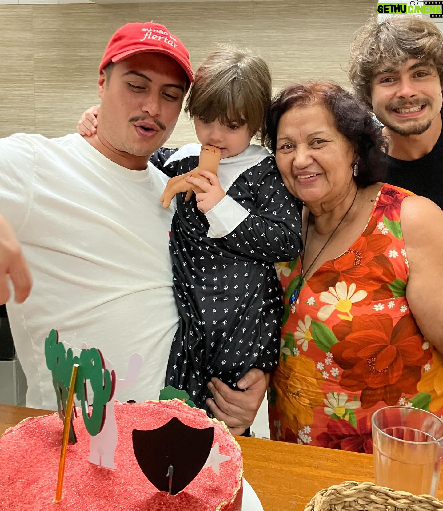João Vitti - 16.5K Likes - Ontem, dia do Amigo, celebramos o aniversário do nosso “esculhambado na Web”, “profissão: desempregado” tricolor doente e muiiiitooo amado Francisco na companhia de verdadeiros amigos!
Um beijo saboroso pra Jussara e Aparecida @feijoadadatiacida; o almoço estava uma delícia e muito, muito obrigado dona Lulu @vera.couto.735 que, aconteça o que acontecer, sempre da um jeitinho de estar presente nos aniversários dos meninos! Isso não tem preço. 💝
Vida longa ao nosso Chico 💎💎💎