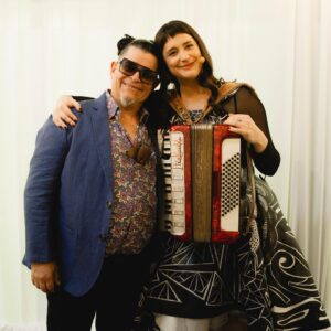 Joe Vasconcellos Instagram - Con la bella @pascuala_ilabaca_y_fauna viviendo y disfrutando esta linda fiesta de la Clausura de los Juegos Panam @santiago2023oficial 

Joe 

📷 @benja.monrroy 

#PanamSport #Santiago2023 #JuegosPanamericanos