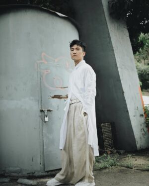 Joel Chan Instagram - 新髪型 ☀️😎
#ootd
#summerstyle
#yohjiyamamotopourhomme 
Hair @seikosinhair @hairculturehk 
Makeup @chloe0819 
📷 @jeana.jpg