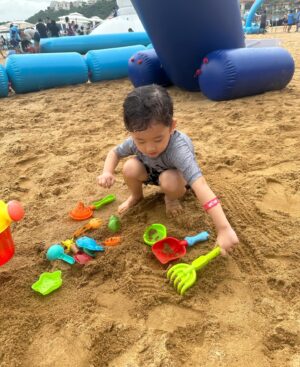 Joel Chan Instagram - 兩兄妹一齊放暑假👏
今次我哋帶埋Jaco 同子樂
去愉景灣吃喝玩樂
佢哋開心到唔捨得走😍
@sharonchanmanchi 
@jaco_chan_aj 
@chiloklui 

Special Thanks 🙌
@aubergedbay 
@visitdiscoverybay 
@epiclandhk 
@kiztopiahk 
@joo.db.hk 
@onadbhk 
#splashtopia 
#愉景灣彈游夏日嘉年華
#kiztopia