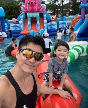 Joel Chan Instagram - 兩兄妹一齊放暑假👏
今次我哋帶埋Jaco 同子樂
去愉景灣吃喝玩樂
佢哋開心到唔捨得走😍
@sharonchanmanchi 
@jaco_chan_aj 
@chiloklui 

Special Thanks 🙌
@aubergedbay 
@visitdiscoverybay 
@epiclandhk 
@kiztopiahk 
@joo.db.hk 
@onadbhk 
#splashtopia 
#愉景灣彈游夏日嘉年華
#kiztopia