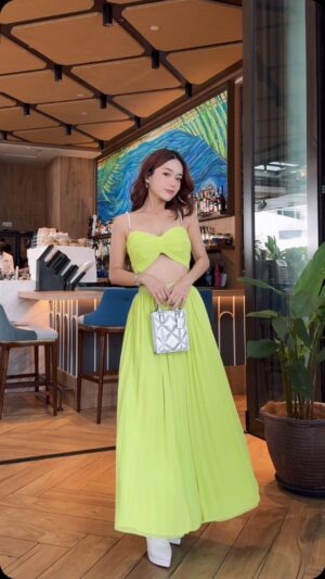 Joey Leong Instagram - KLFW 2024 /

“I’M YOUR TYPE. I’M THE VIBE.”

2 events in a row @klfashionweek 
there goes the 2 looks

summer vibrant vacay vibe☀️
‣ neon co-ord @maglifestyleofficial

powerful lady boss vibe 👜
‣ white suit @knkeyng 

#fashionweek #KLFW2024 #klfw #kualalumpur
#JLXMAG #SuitUp #FitCheck #OutfitChange
#Personalities #womenwear #fashion #designerwear 
#JoeyLeong #Maglifestyle #Knkeyng #OOTD