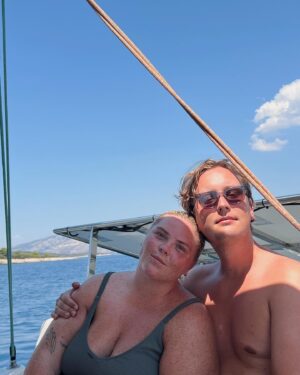 Johanna Nordström Instagram - reklam för @moresailing 
SÄTTET vi har det helt oteroligt i kroatien är??? vill aldrig åka på annan semester någonsin 😭❤️ tack till @filippaohberg och @oskarwikstrom för ni tar hand om oss och är dom ljuvligaste människorna på jorden!! 

OCKSÅ!! nytt poddavsnitt släppt från HAVET! två blåvalar ligger i medelhavet som ni ser! in o lyssna!!! energin är !! ja ;) men vi kämpar på !! herregud d e semester 💕 

mer bilder kommer så att säga!!