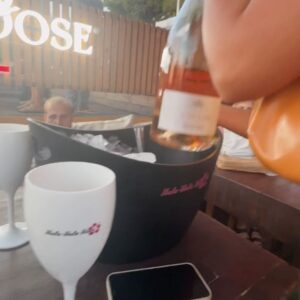 Johanna Nordström Instagram - reklam för @moresailing 
SÄTTET vi har det helt oteroligt i kroatien är??? vill aldrig åka på annan semester någonsin 😭❤️ tack till @filippaohberg och @oskarwikstrom för ni tar hand om oss och är dom ljuvligaste människorna på jorden!! 

OCKSÅ!! nytt poddavsnitt släppt från HAVET! två blåvalar ligger i medelhavet som ni ser! in o lyssna!!! energin är !! ja ;) men vi kämpar på !! herregud d e semester 💕 

mer bilder kommer så att säga!!