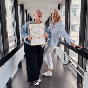 Johanna Nordström Instagram - Nu finns mitt lilla sommarprat ute att lyssna på i sveriges radio play app eller live i P1 klockan 13.00❤️

Tack till emelie, mamma och pappa, jag älskar er gränslöst❤️ 

Tack till @mjhamilton för världen bästa skrivarstöd och gråtstöd ❤️

Tack Adam ❤️ 

Och tack till alla er som redan skrivit fint om mitt sommar, blir så såå glad. Tack. Tack. Tack. 

❤️❤️❤️