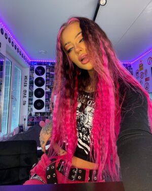 Johanna Ottosson Instagram - Jag har gjort fem nya piercingar och tatuerat halsen. Själva då, hur mår ni?