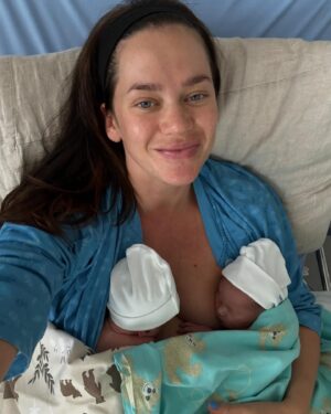 Johanna Puhakka Instagram - Nämä pienet ja ihmeelliset poikaset saapuivat aikaisin torstaiaamuna maailmaan ja tekivät meistä perheen 👶🏼👶🏼👋🏼❤️ 
Onni ja kiitollisuus päällimmäisenä tunteena, ihmetellen ihastellaan ja opetellaan uudenlaista elämää (”pienessä” univelassa) 😍🍼