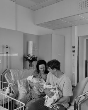 Johanna Puhakka Instagram - Nämä pienet ja ihmeelliset poikaset saapuivat aikaisin torstaiaamuna maailmaan ja tekivät meistä perheen 👶🏼👶🏼👋🏼❤️ 
Onni ja kiitollisuus päällimmäisenä tunteena, ihmetellen ihastellaan ja opetellaan uudenlaista elämää (”pienessä” univelassa) 😍🍼