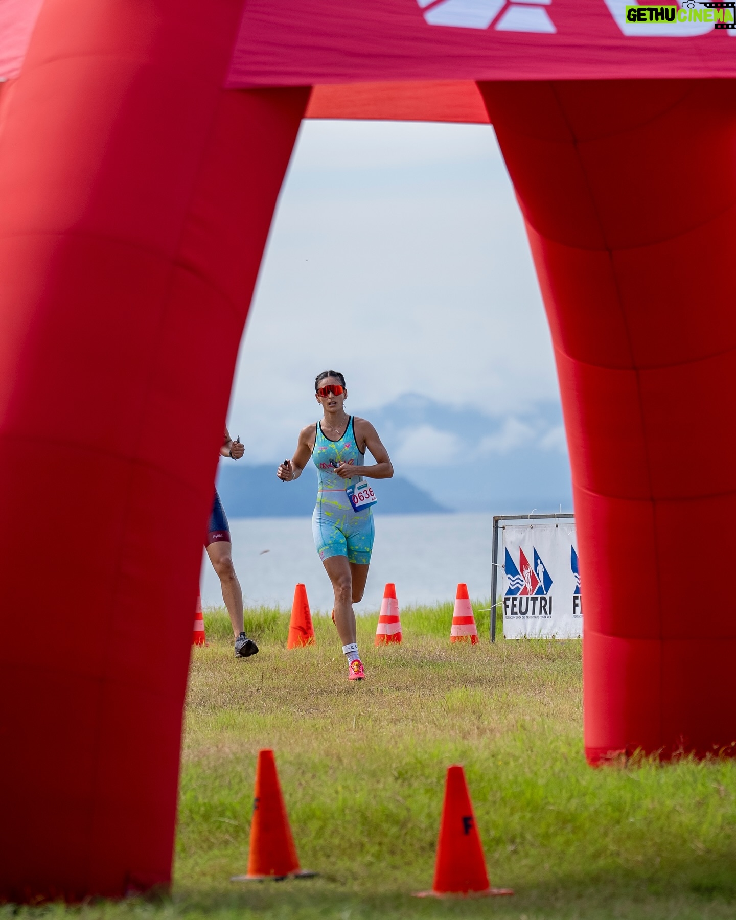 Johanna Solano - 11.8K Likes - Triatlón Paseo de los Turistas 🥇❤️
Natación rápida, bici caótica y corrida engañosa. 😅
Muy contenta con las sensaciones en general, he estado concentrada los últimos meses entrenando para otro evento de otro tipo totalmente, así que haberme sentido fuerte y enfocada este fin de semana me llena de confianza! 🙏🏽
Este mes viene cargado de eventos!!!! Tres fines de semana de ciclismo de ruta por etapas (@vueltamasterfemenina), triatlón de montaña (@xterracostarica) y carrera de MTB (@volcano100cr) que me mantendrán bastante ocupada y motivada! 💥
Gracias @momiachacon @momia_ts por la puesta a punto para todos los retos que se me ocurren! 💪🏽
📸: @cusukofotografiacr