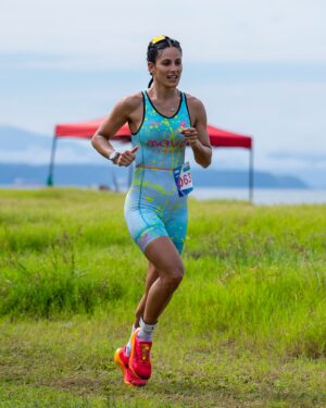 Johanna Solano Instagram - Triatlón Paseo de los Turistas 🥇❤️

Natación rápida, bici caótica y corrida engañosa. 😅

Muy contenta con las sensaciones en general, he estado concentrada los últimos meses entrenando para otro evento de otro tipo totalmente, así que haberme sentido fuerte y enfocada este fin de semana me llena de confianza! 🙏🏽

Este mes viene cargado de eventos!!!! Tres fines de semana de ciclismo de ruta por etapas (@vueltamasterfemenina), triatlón de montaña (@xterracostarica) y carrera de MTB (@volcano100cr) que me mantendrán bastante ocupada y motivada! 💥

Gracias @momiachacon @momia_ts por la puesta a punto para todos los retos que se me ocurren! 💪🏽

📸: @cusukofotografiacr