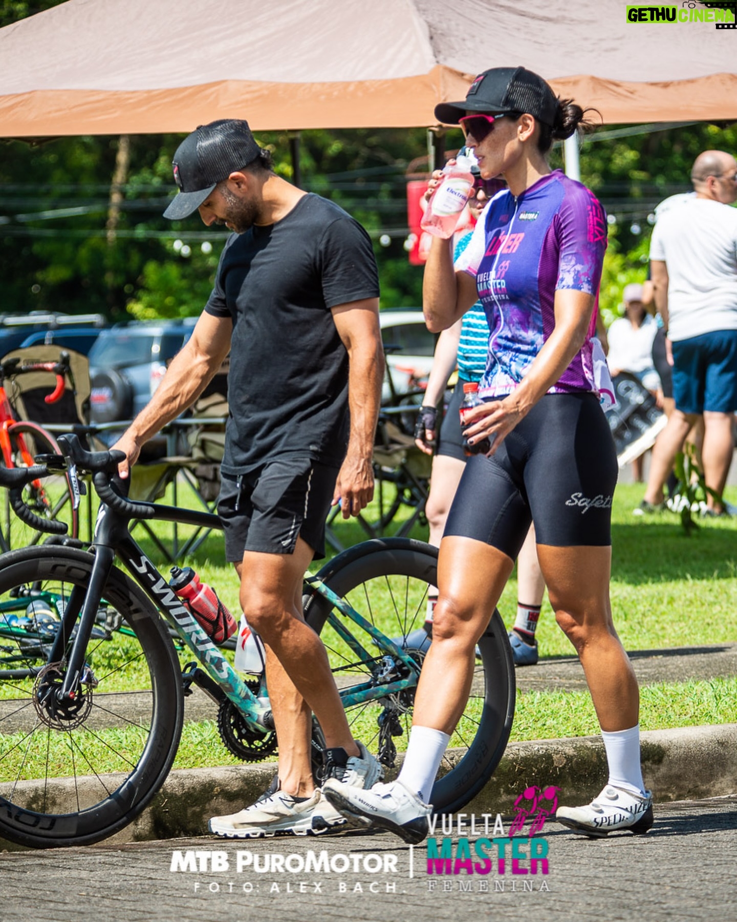 Johanna Solano - 14.6K Likes - Si hay algo que admiro de vos es tu espíritu de lucha, lo apasionado y determinado que sos con todo lo que hacés.
Gracias por chinearnos, por protegernos, por estar siempre presente. ❤️
Te felicito por el @granfondoguanacaste de este fin de semana, soy testigo todos los días al verte de lo complicado y estresante que es organizar, delegar, coordinar todo lo que involucra un evento como este, y una vez más me(nos) demostraste lo capaz e inteligente que sos.
Pero lo que más admiro de vos es que a pesar de todo lo que tenés en la cabeza en días como ese, sacás el tiempo para detalles como cargar mi bici, preparar las botellas, la nutrición y encima de todo darme asistencia. 🥹
¡Sos lo máximo! ¡Te amo! ❤️
📸 1: @bernimb_fotografia
📸 2: @josuefphoto
📸 3: @__braulioromero__
📸 4 y 5: @alexbach18 @mtbpuromotor
📸 7: @__braulioromero__