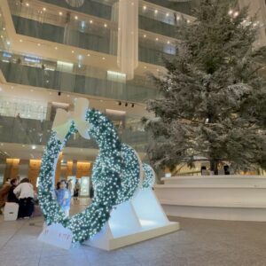John Daub Instagram - In search of Tokyo’s BIGGEST Christmas Trees, we found 3 good candidates around Tokyo Station’s Marunouchi area — inside the Kitte Building is always a massive 🎄🤩 and the Maru Building has Disney themed tree! There’s also a anyone-can-play-the-piano-in-front-of-the-tree TREE 🎹 in tonight’s live stream on GO! with guest reporter, Leo 🦁