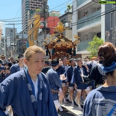 John Daub - 3.1K Likes - Japanese summer 40℃ / 104℉ on the streets of Tokyo, Festival participants cooled down with water hoses! Tonight is Tokyo’s Edogawa Fireworks! ٩(^‿^)۶ stay cool out there. This humidity and heat is “soul destroying” if you’re not prepared. #tokyo