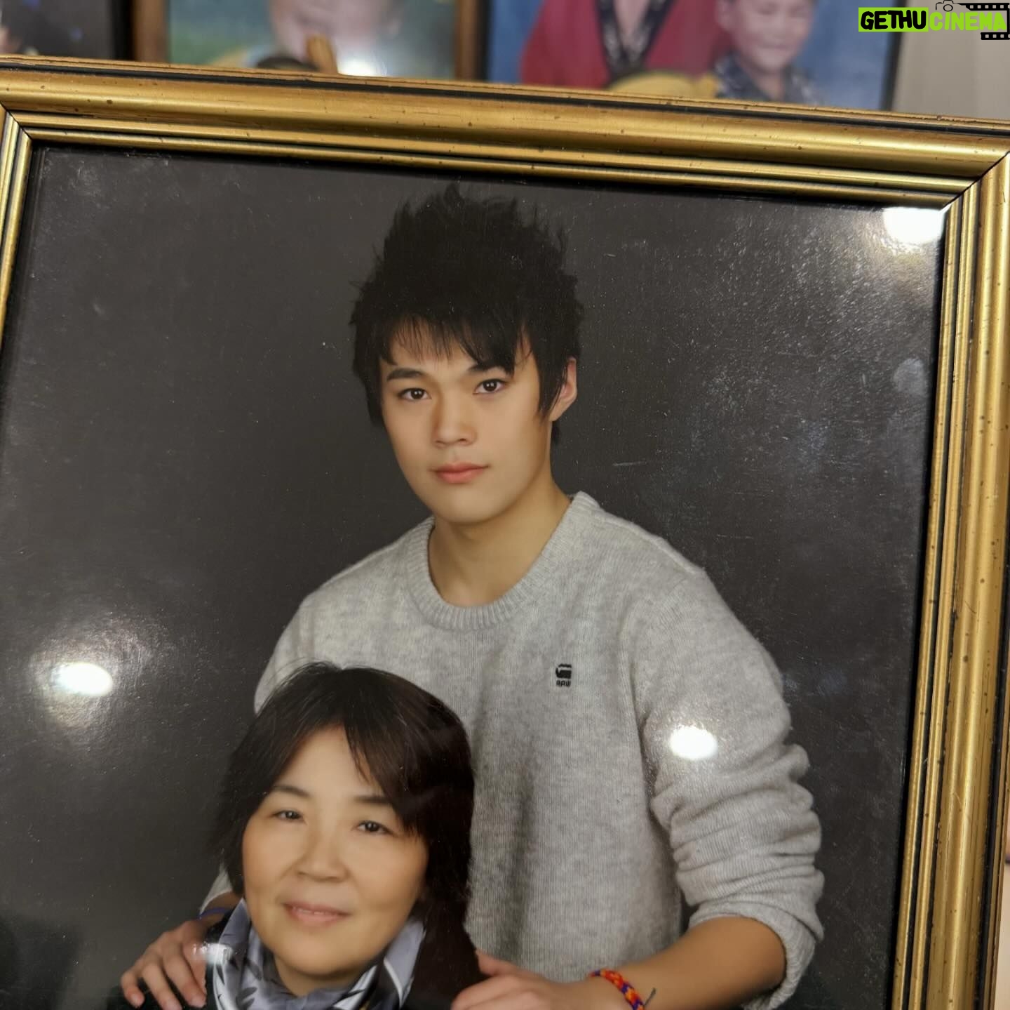 John Harlan Kim - 4.1K Likes - Being raised in a single parent-single child household should have meant zero competition for love but my mother is honestly more proud of her garden than she is of me and I think itās because I was a goth in high school. She also is not a fan of my new Asian mullet.*
*this is a joke. Me Mum loves me. Iām an absolute legend.