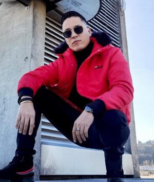 Jon Ali Instagram - De rouge et noir ♥️♠️ @filaeurope #fila #lifestyle #filashoes