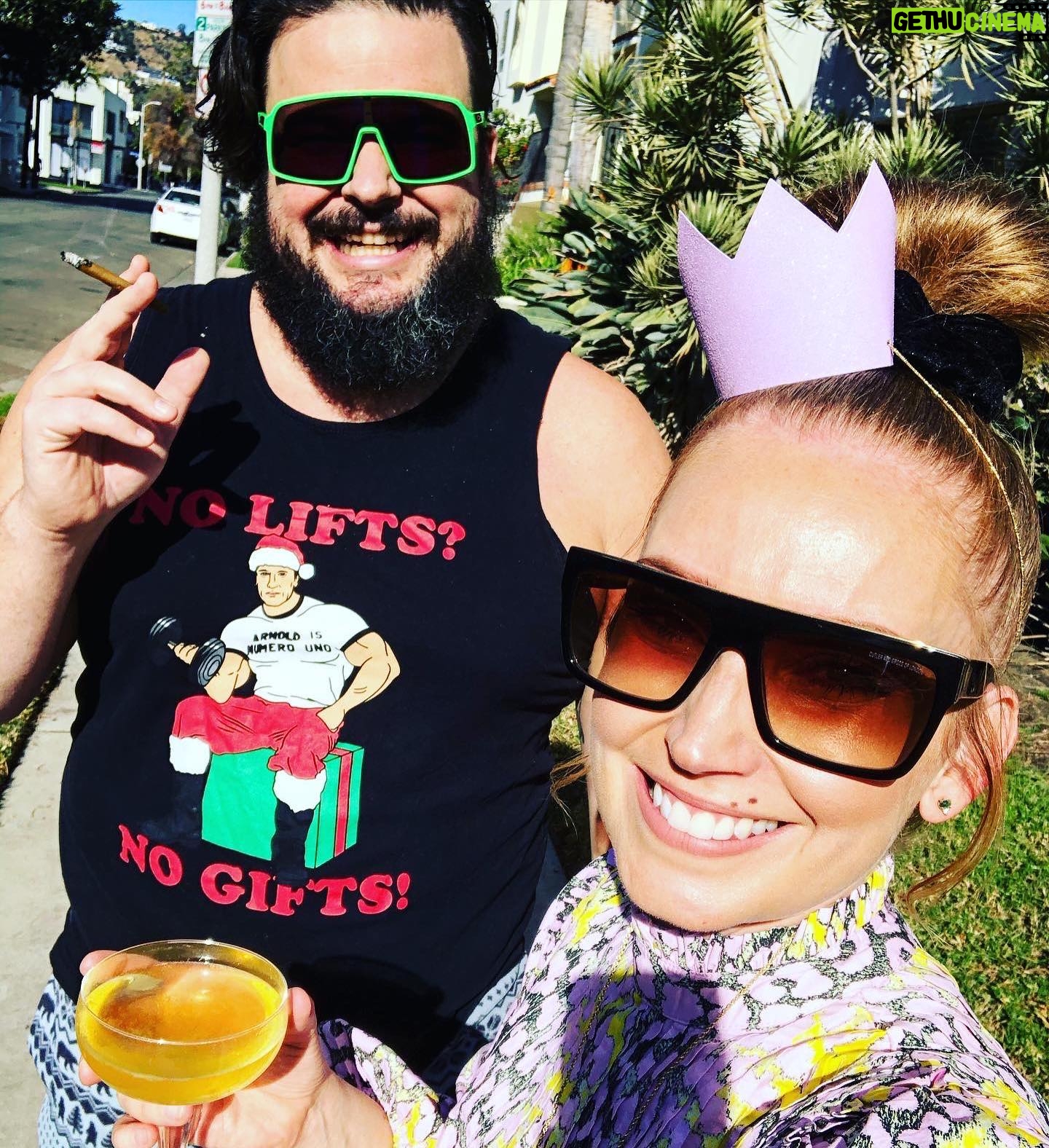 Jon Gabrus - 4.8K Likes - Merry Christmas from your cool Aunt and Uncle stuck in LA
📸 Artie