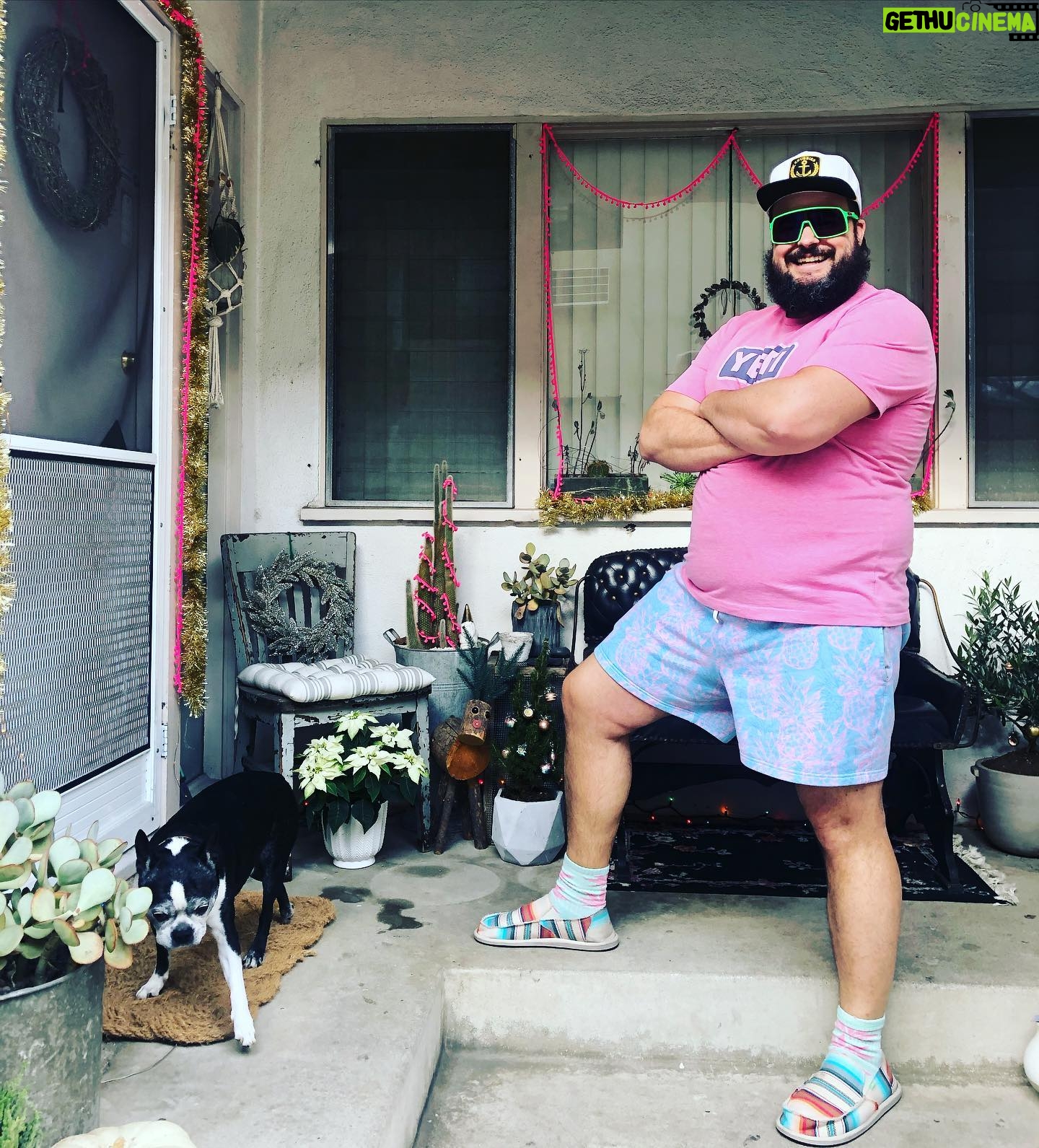 Jon Gabrus - 2.7K Likes - Everyone is catching up to me. I’ve HAD the WFH drip for 20 years.
📸&holiday set dec by Tiff
