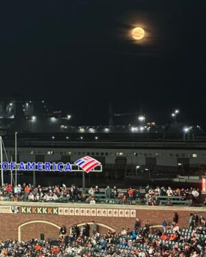 Jon Miller Instagram - SWIPE⬅️ 🍓🌖 The Giants won beneath the glow of the Strawberry Moon last night, 4-0‼️💯 In these shots the moonrise is seen from the radio booth at 8:43p, PDT…then moving higher into the darkening sky. ⚾️ Alex Cobb #superchill #shutout (Photos shot from the @knbr booth w/ my iPhone 14 Pro Max). ************************************************************* #sfgiants #sfgigantes #orioles #strawberrymoon #fullmoonparty #fullmoon🌕 #fullmoonvibes #fullmoonrising  #fullmoonmagic #yayarea #yaaasss #chillvibe #citybythebay #ilovesanfrancisco #ballparkchasers
