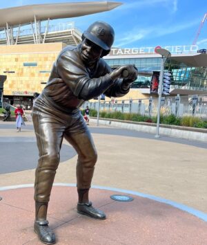 Jon Miller Instagram - SWIPE⬅️ Target Field in downtown Minneapolis from my room at the @sfgiants team hotel @fsminneapolis . This afternoon, it’s the Giants v Twins at 4:40p, PDT. On the radio @knbr 📻, and tv @nbcsauthentic 📺. Cool statues of Hall of Famers @rodcarew_29 and #harmonkillebrew when you enter the yard from downtown. @baseballhall ************************************************************#roadtrippers #yayarea #yaaasss #minnesotatwins #sfgiants #sfgigantes #targetfield #thecitybeautiful #marytylermoore #mightymississippi
