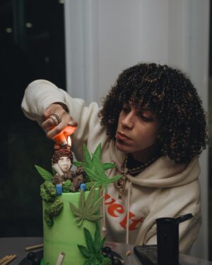Jon Z Instagram - HBD 2 ME GRACIAS DIOS POR OTRO AÑO MÁS DE VIDA! CELEBRANDO MI LIBERTAD QUE AL FIN SOY LIBRE DE MI ANTIGUO CONTRATO Y HOY A LAS 12 SALE MÚSICA NUEVA PUÑETA EL PRIMER SENCILLO DE EL ÁLBUM #LHR TAMBIEN DE PASO CELEBRANDO LA VICTORIA DE @maripilyoficial PUÑETA! 🇵🇷 🤘🏽🤣 ESTOY FELIZ PUÑETAAAAA! YA MISMO ME VOY LIVE! A DARLE UNA NOTICIA 🙏🏽🫶🏽🤪