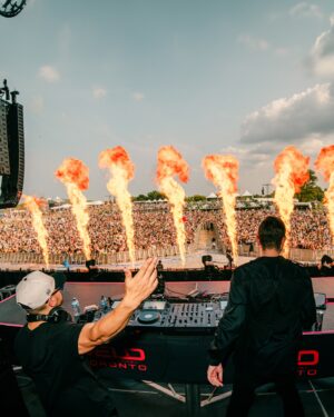 Jonas Blue Instagram - Took Endless Summer to Canada for the first time and we couldn’t have asked for a warmer welcome. 🇨🇦

Thank you @veldmusicfestival for embracing our sound on the main stage. We hope to see you again very soon. Love, Jonas and Sam. ♾️🍁 

PS: Which upcoming release do you think we’re discussing in the final slide? 👀