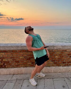 Jonas Blue Instagram - Another year around the sun…thankful for all your messages. Grateful for my health, happiness, the love of family, friends and of course music. This is what 35 feels like 🥳🎂💫💙
